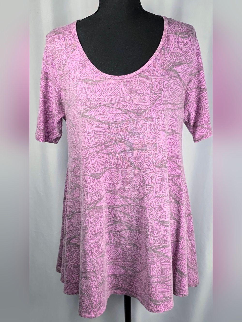 LuLaRoe Classic Tee Pink Abstract Print Short Sleeve Tunic Top Size Small